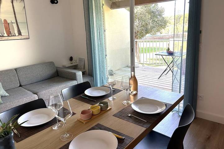 Gîte pour 4 personnes, avec balcon ainsi que piscine et jardin dans Plage Cala Rossa