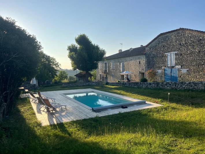 Gîte pour 2 personnes, avec Terrasse et Jardin ainsi que Piscine et Vue à L'Isle-Bouzon