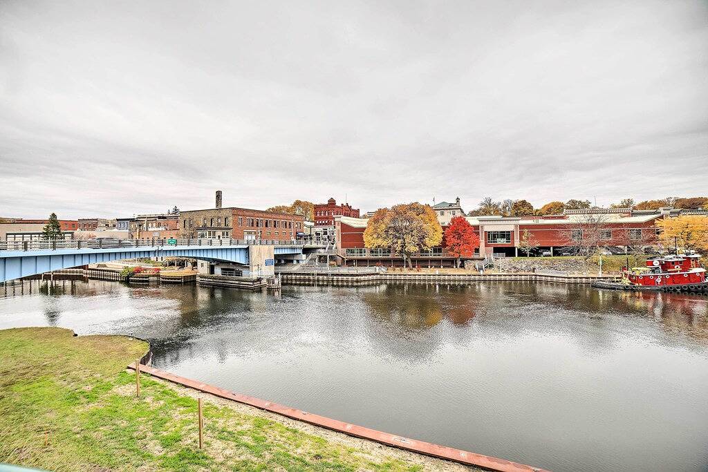 Ganze Wohnung, Luxe Manistee Condo w/ Balcony & River Views! in Manistee, Manistee County