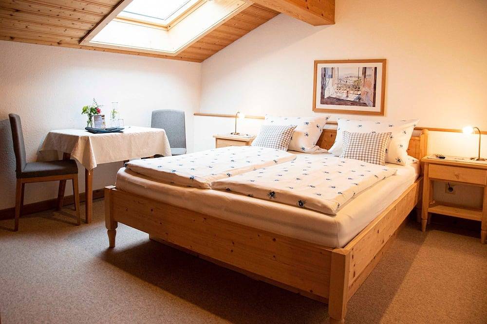 Doppelzimmer Nr. 7 - Mondscheinzimmer - Gästehaus Moarhof in Bad Wiessee, Bayerische Alpen