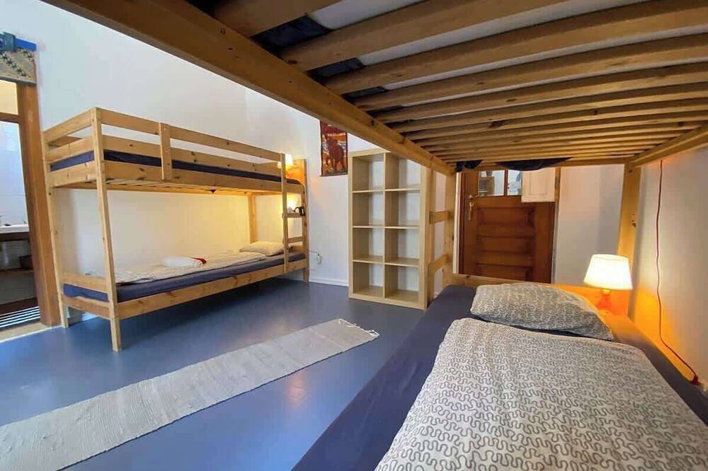 Quarto Azul with 2 bunk beds and a bathroom with shower in Lourinhã, Lisbon District