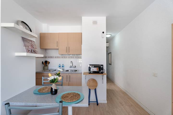 Apartamento entero, Apartamento de vacaciones 'Blue Paradise' con piscina privada, Wi-Fi y aire acondicionado in Costa del Silencio, Arona 
