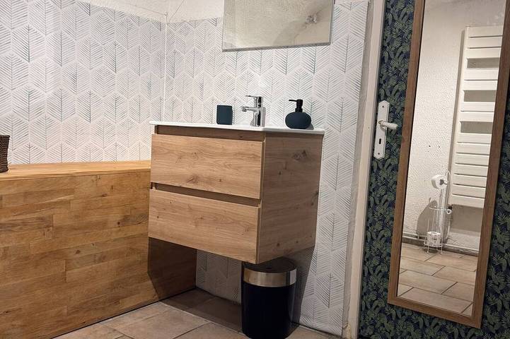 Location de vacances pour 4 personnes, avec piscine et jardin ainsi que jacuzzi et terrasse à Saint-Frézal-de-Ventalon - 2