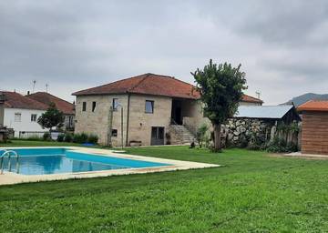 Cottage pour 12 personnes, avec jardin et piscine ainsi que vue sur le lac et vue, animaux acceptés dans Riba de Mouro