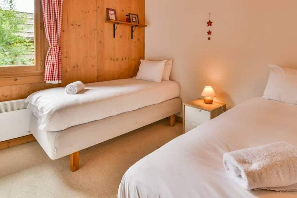 Entire apartment, Beautiful 3-Bed Apt, Ski-In/Ski-Out, with Wifi and Balcony, Sleeps 6 in Le Grand-Bornand, Annecy region