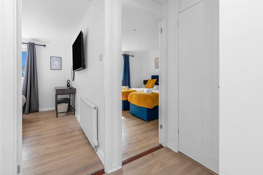 Free Parking| Sleeps 6 | 3 Bedrooms | Central in Livingston, West Lothian