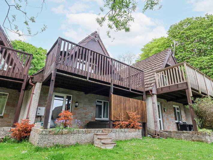 Lodge for 6 people, with hot tub and garden as well as pool, with pets in Cornwall