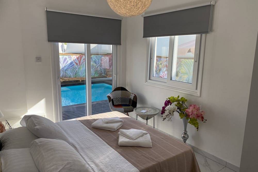 8 plus sleeps, 2 min Beach, Private Pool & Parking in Πύλα, Larnaca Bezirk