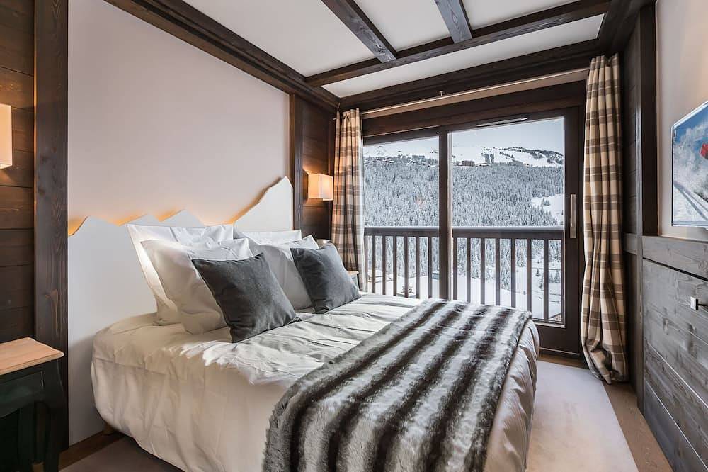 Entire apartment, Stylish central apartment with fireplace and parking in Courchevel in Courchevel 1650 (Moriond), Saint-Bon-Tarentaise