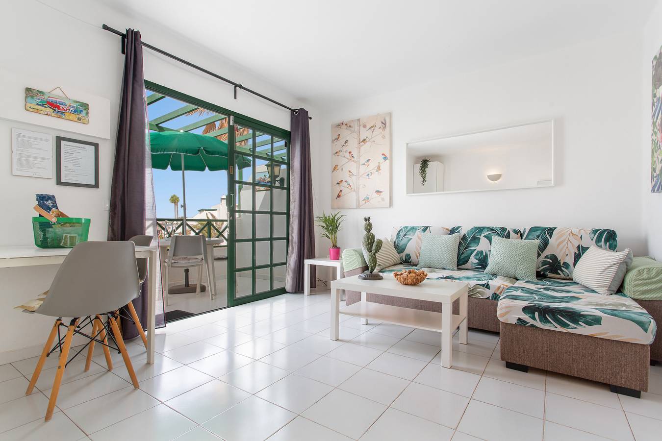 Apartamento entero, Vacaciones 'Clara' con piscina compartida, terraza privada y Wi-Fi in Los Pocillos, Tías