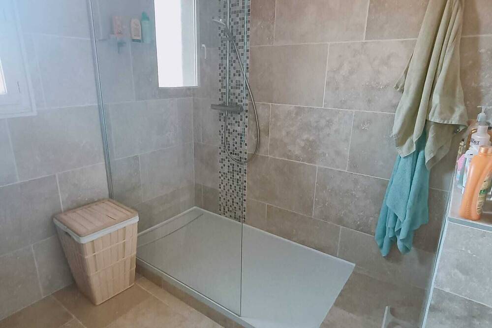 Comfortable Provencal house with swimming pool, terrace and garden at the foot of the Alpilles mountains. in Sénas, Arles und Umgebung