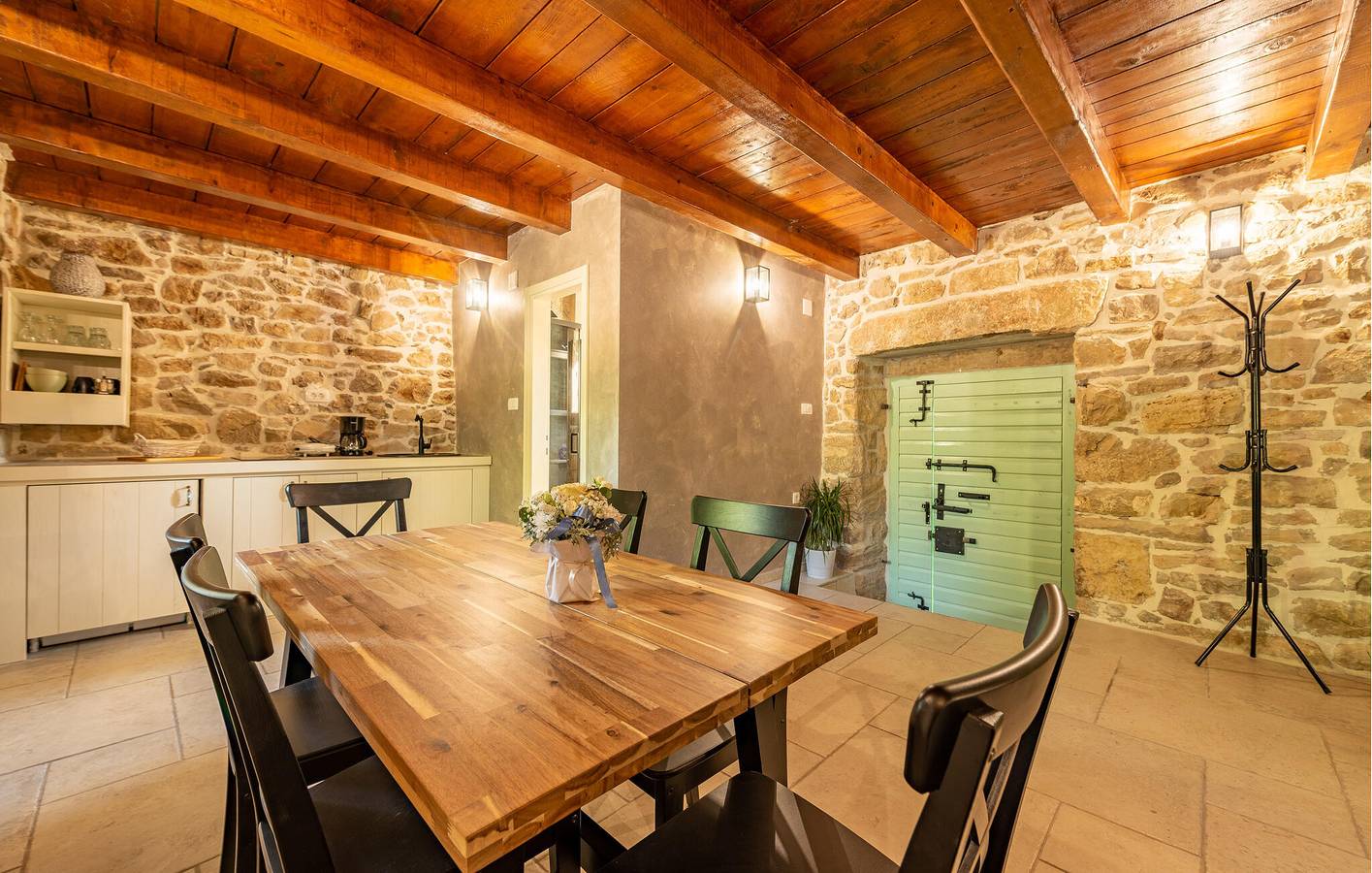 Schicke 190 m² große Wohnung mit Pool, WLAN, Küche und Parkplatz in Pristeg, Grad Benkovac