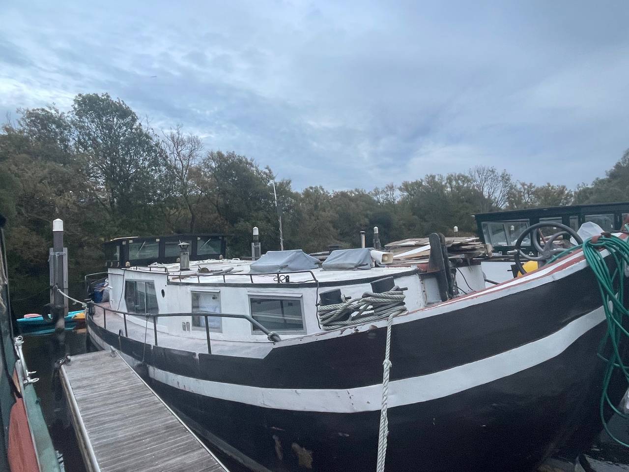 Riverside Boat Stay Perfect for Mini Breaks in Eye and Dunsden, North Wessex Downs