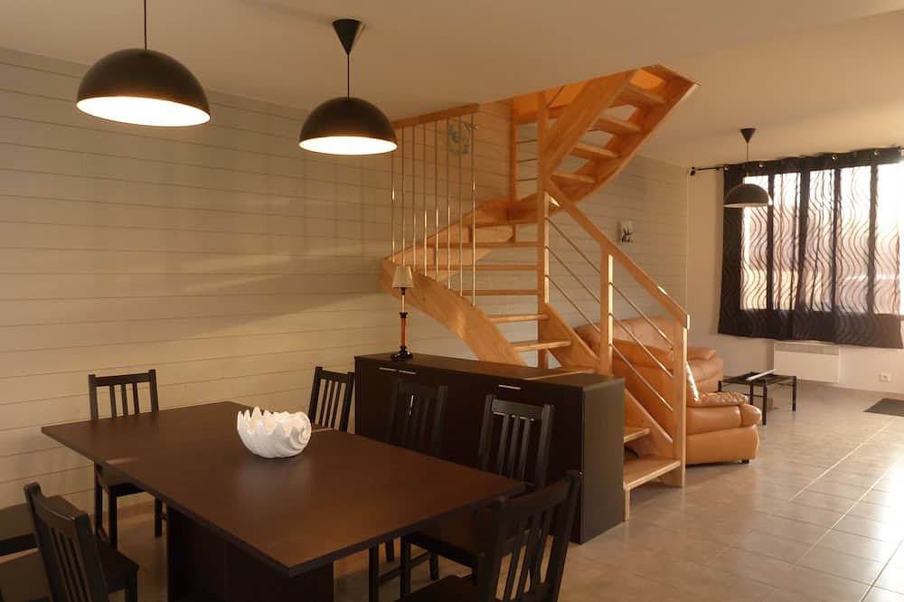 House with enclosed garden, quiet area of Trevannec, near center, sea 5-6 km in Pont-l'Abbé, Région de Quimper