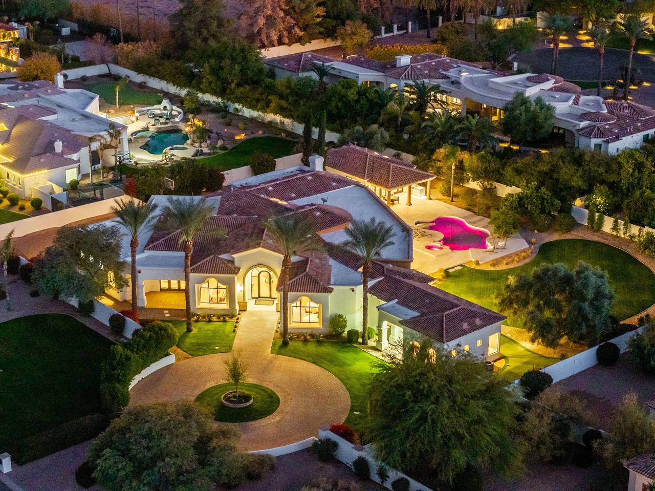 Vacation Rental for 16 Guests in Camelback Mountain, Paradise Valley