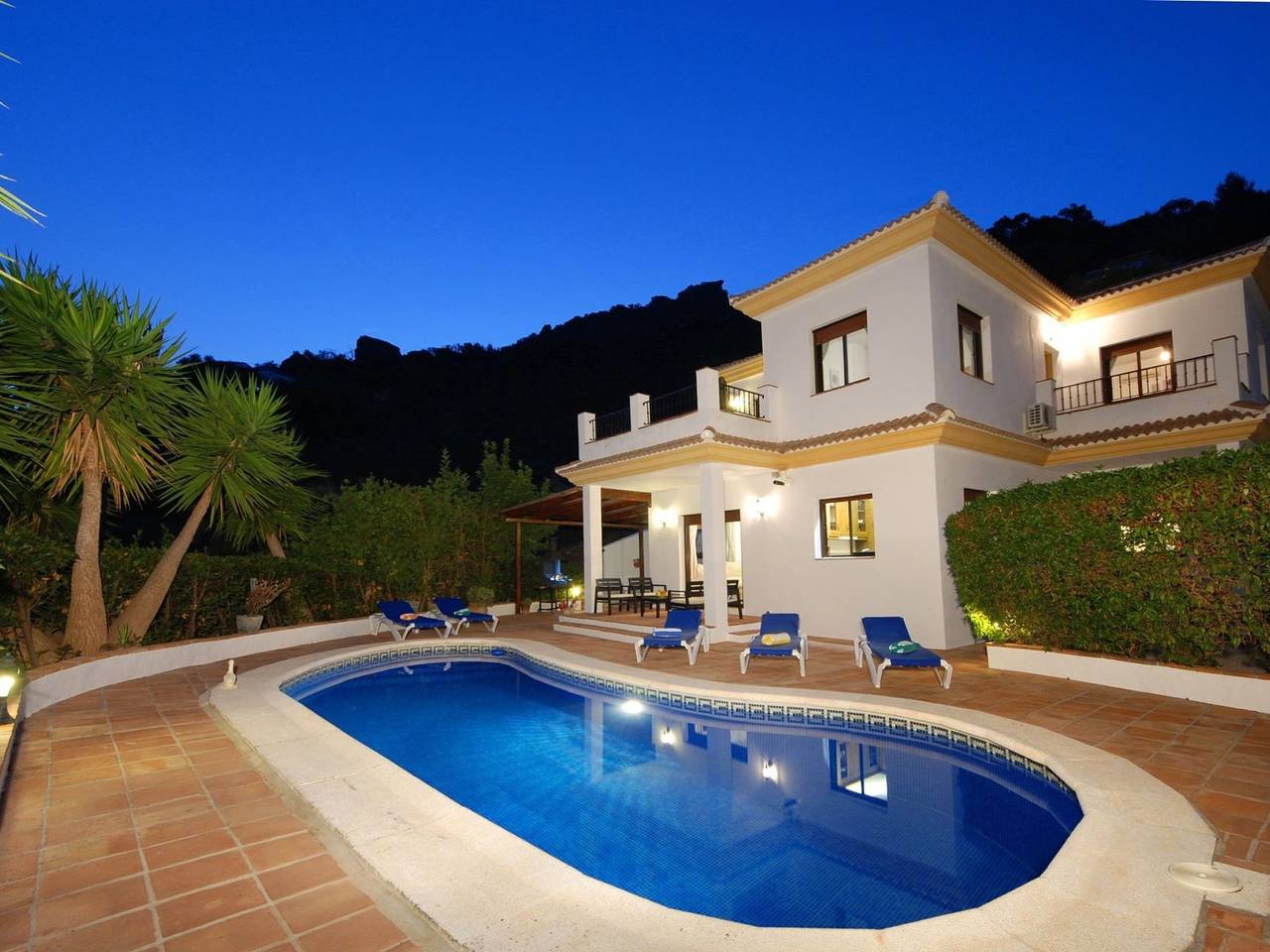 Villa Torcal 3, beheizter Pool, Wifi, Grill. in Comares, Provincia de Málaga