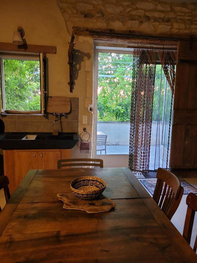 Gîte pour 6 personnes, avec vue ainsi que jardin et piscine, animaux acceptés à Eyragues - 4