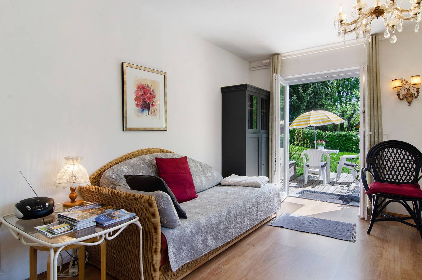 Ganze Wohnung, Ferienwohnung 'Zizi' mit Bergblick, privater Terrasse und Wi-Fi in Stockach, Landkreis Konstanz