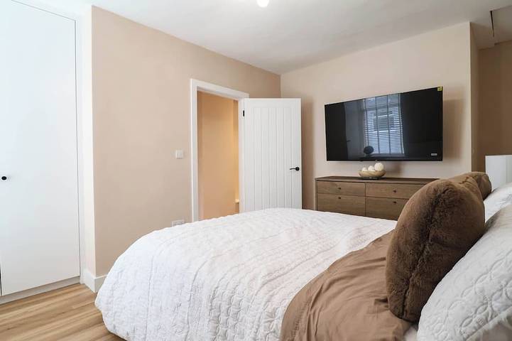 2 Makant Street, pet friendly, with hot tub in Manchester in Bolton, Greater Manchester