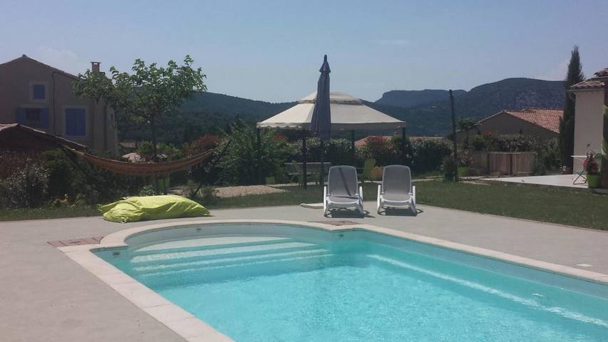 Maison d’hôte pour 2 personnes, avec piscine ainsi que jardin et vue