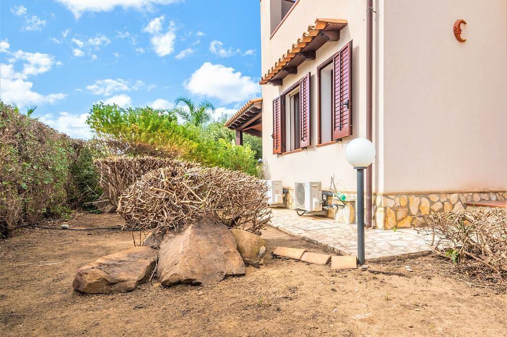 Villecefalu. Veranda beach house  in Piana Calzata, Provincia de Palermo