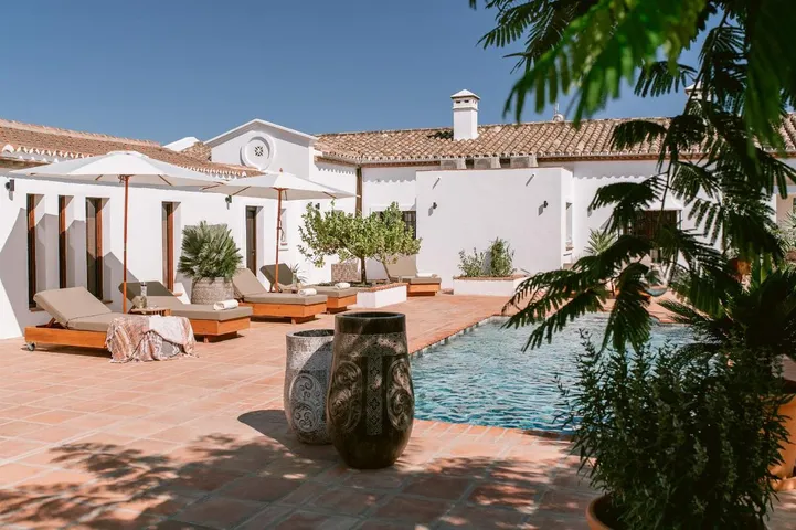 Hotel para 2 personas, con vistas además de piscina y jardín - 1