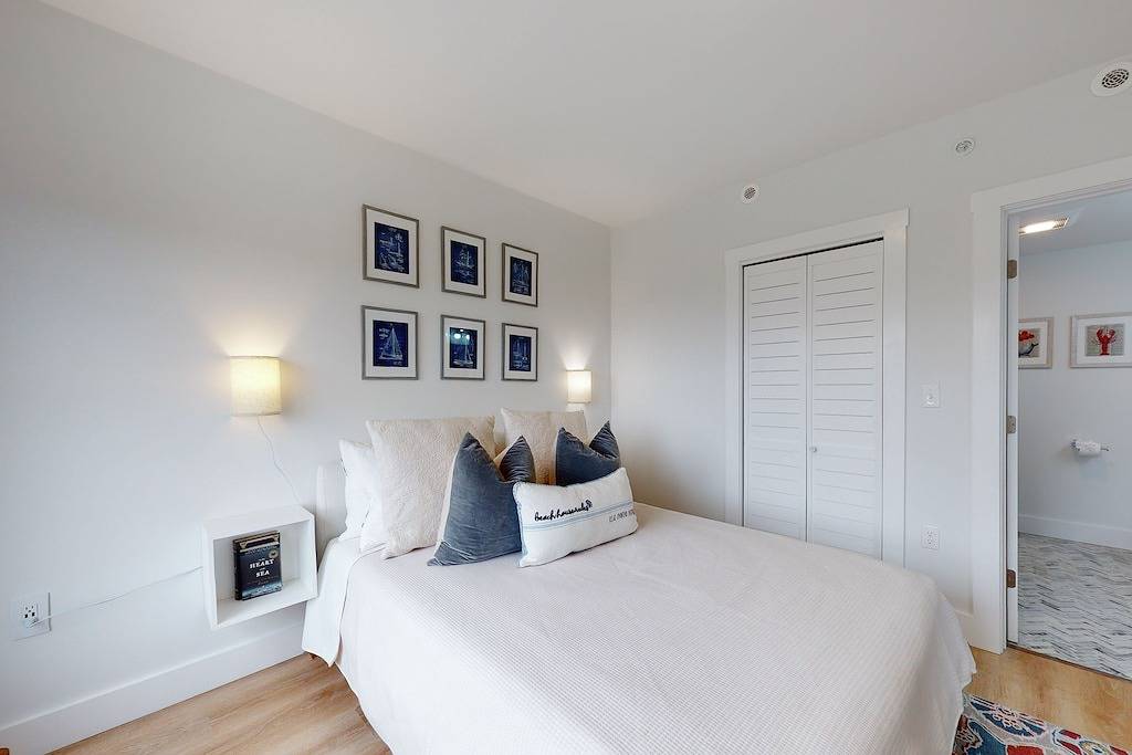 Ganze Wohnung, Dreamy ocean-view perch with furnished balcony & beach access - dog-friendly in Dennis Port, Dennis