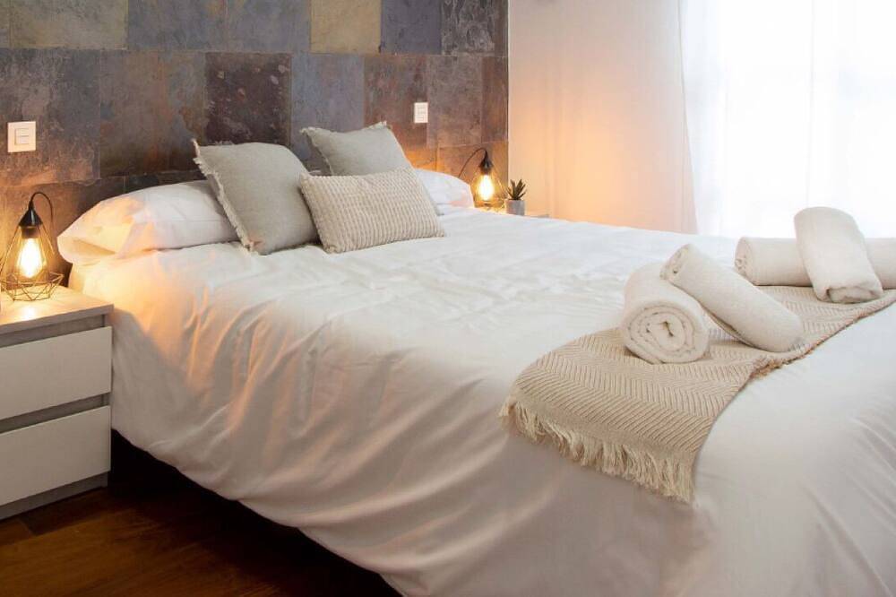 Entire apartment, Stunning Flat Historic Center Plaza Mercado in Logroño, La Rioja Province