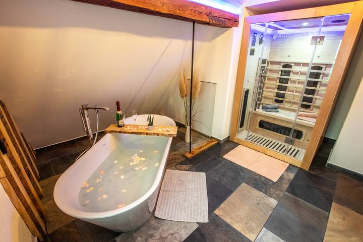 Torwärterhäusle mit Geschichte - Ferienwohnung, 80qm, 1 Schlafzimmer, 1 Schlafsofa, max. 4 Personen in Neubulach, Nordschwarzwald