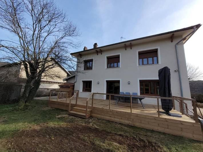 Location de vacances pour 15 personnes, avec jardin ainsi que vue et piscine dans Viaduc de Cize-Bolozon
