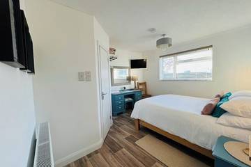 Beach House for 6 People in Westward Ho, Devon, Photo 1