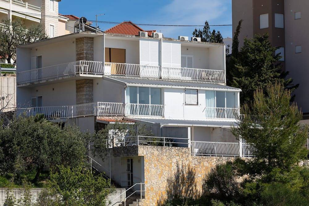 Ganze Wohnung, 1-Zimmer-Ferienwohnung mit Balkon und Meerblick Nemira (Omis in Omiš (Kroatische Adria), Omis-Riviera