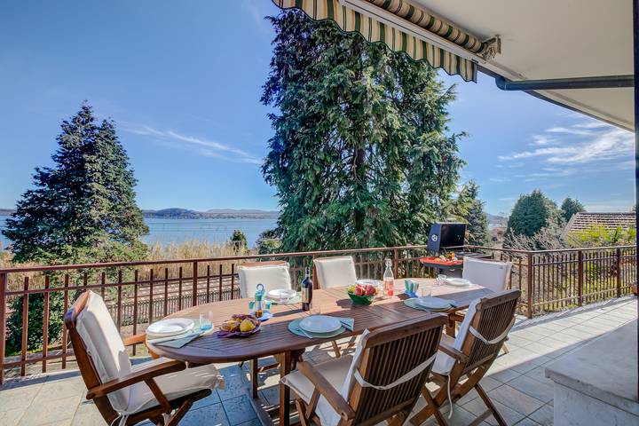 Ferienhaus für 8 Personen, mit Terrasse und Kinderpool sowie Seeblick