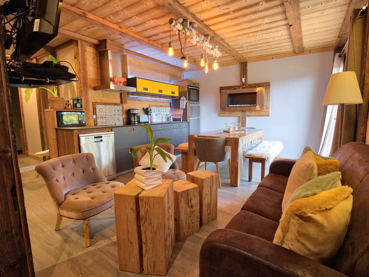 Entire apartment, Mountain comfort at ski slopes with terrace and parking in Notre-Dame-de-Bellecombe, Albertville region