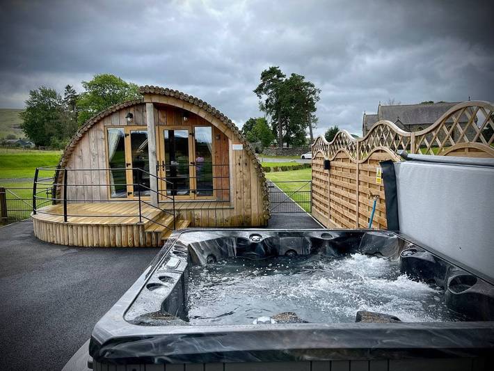 Camping for 4 people, with hot tub and garden in Mid-Wales