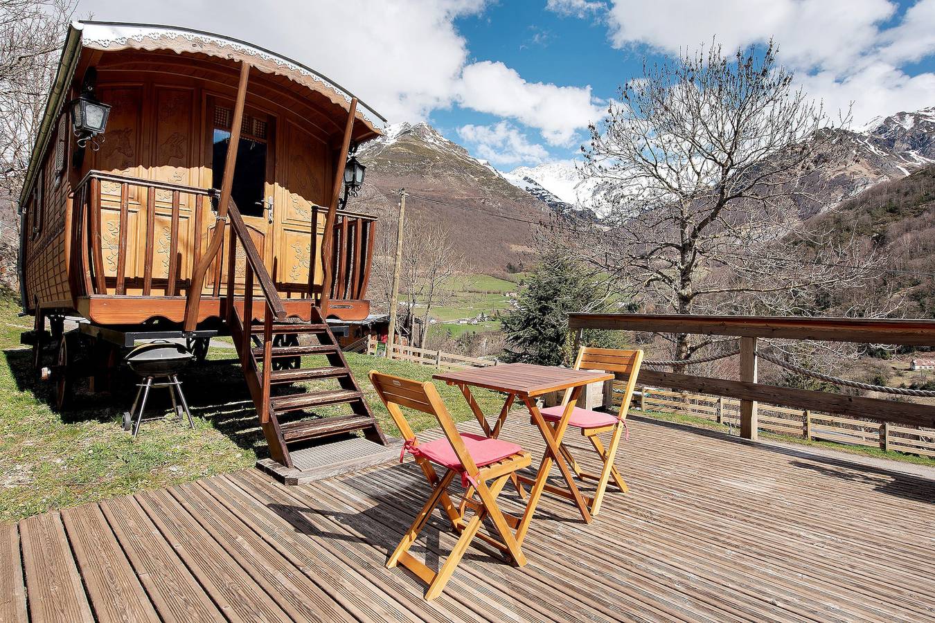 Noche Bohemia en la Montaña – Roulotte Ancolie con Vista, Calefacción y Wi-Fi in Gèdre, Parque nacional de los Pirineos