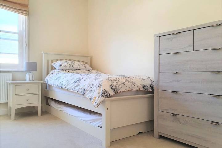 Tranquil cottage with outside terrace and undercover parking in Eastbourne, Sussex Oriental