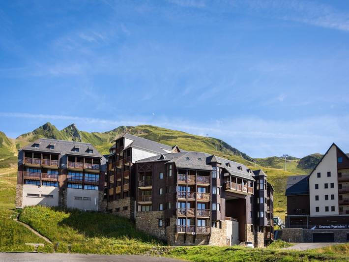 Location de vacances pour 4 personnes, avec jacuzzi et balcon ainsi que sauna et piscine, animaux acceptés à Peyragudes