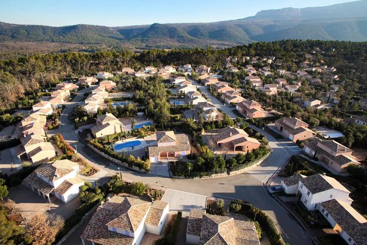 Location de vacances pour 6 personnes, avec piscine et terrasse à Nans-les-Pins - 2