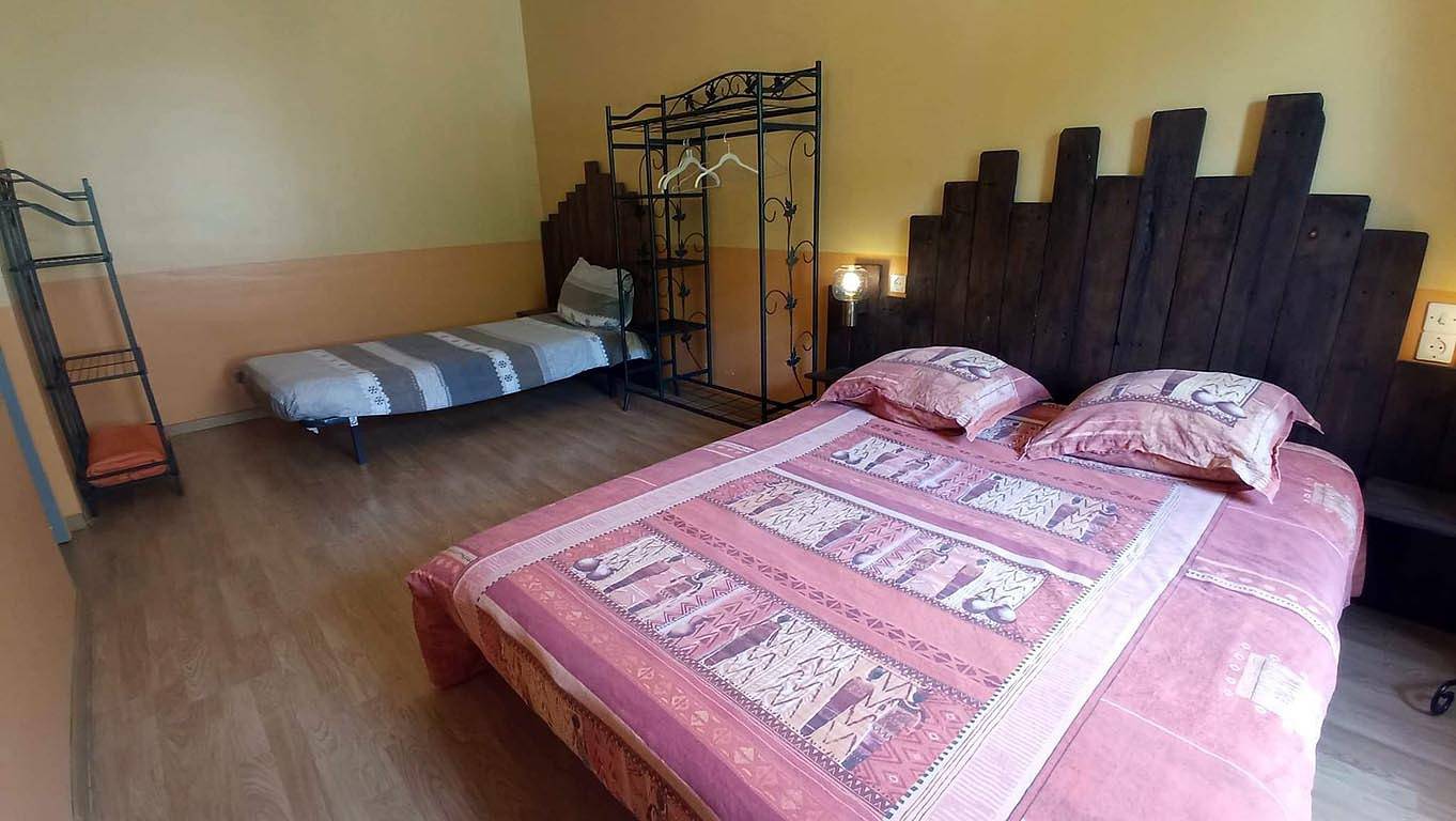 Maison d'hôtes La Lavandière - Chambre Terre in La Chapelle-au-Riboul, Mayenne