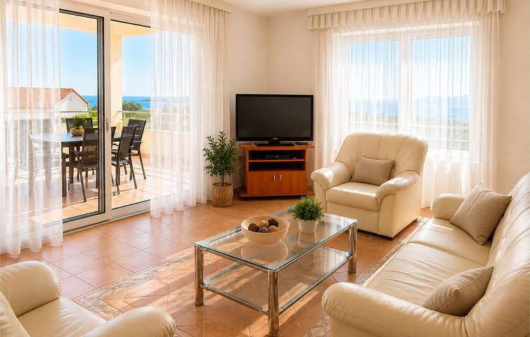 Ganze Ferienwohnung, Gemütliche 2-Zimmer-Wohnung mit Terrasse, 200 m von der Küste in Sutomiscica entfernt in Plaža Jaz, Poljana