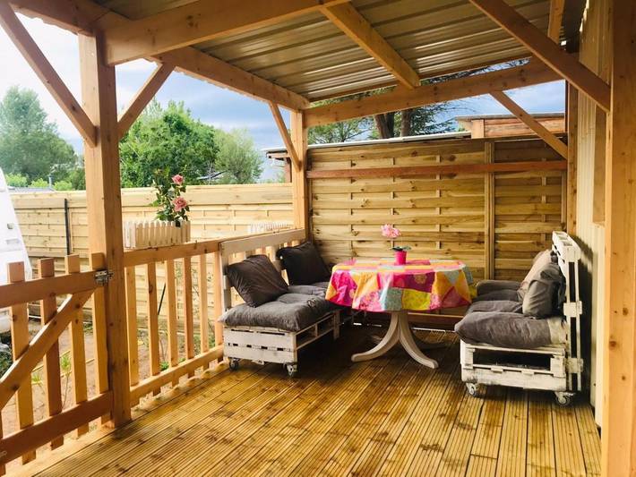 Camping pour 4 personnes, avec jardin et terrasse