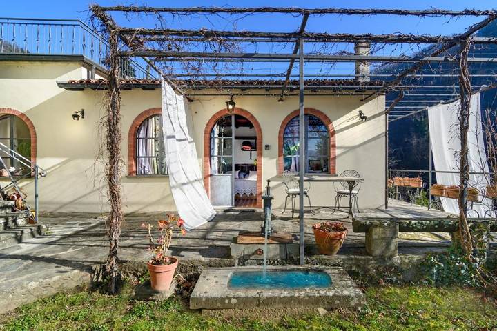 Agriturismo per 2 persone, con piscina e panorama nonché giardino in Barga