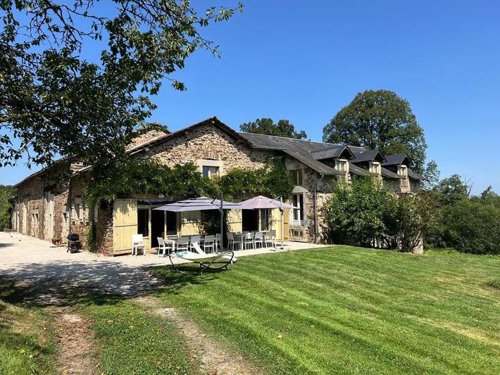 Location de vacances pour 21 personnes, avec Terrasse ainsi que Jardin et Vue dans Saint-Paul (Haute-Vienne)