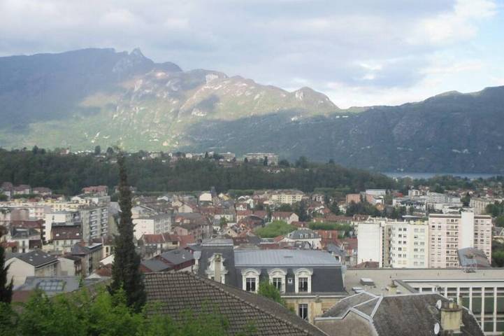 Entire apartment, Quiet studio, balcony with lake view, parking, near the spa, close to the center in Aix-les-Bains, Chambéry region