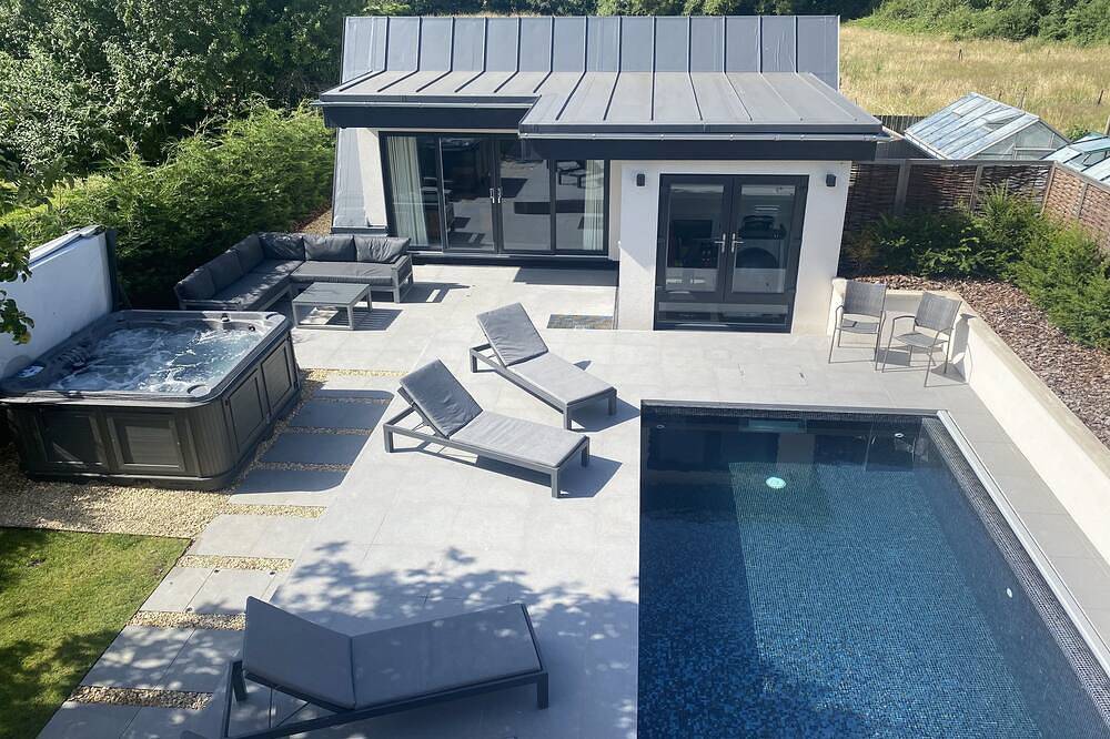 Secluded Pool House with private pool and hot tub. in Garsington, Oxfordshire