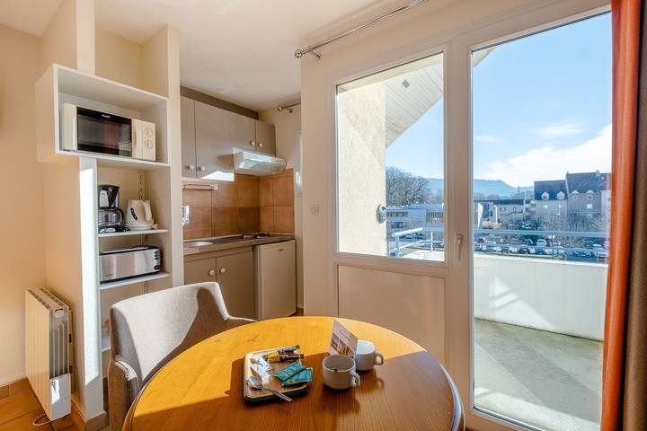 Studio entier, Studio pour 2 personnes avec balcon in Lons-le-Saunier, Jura