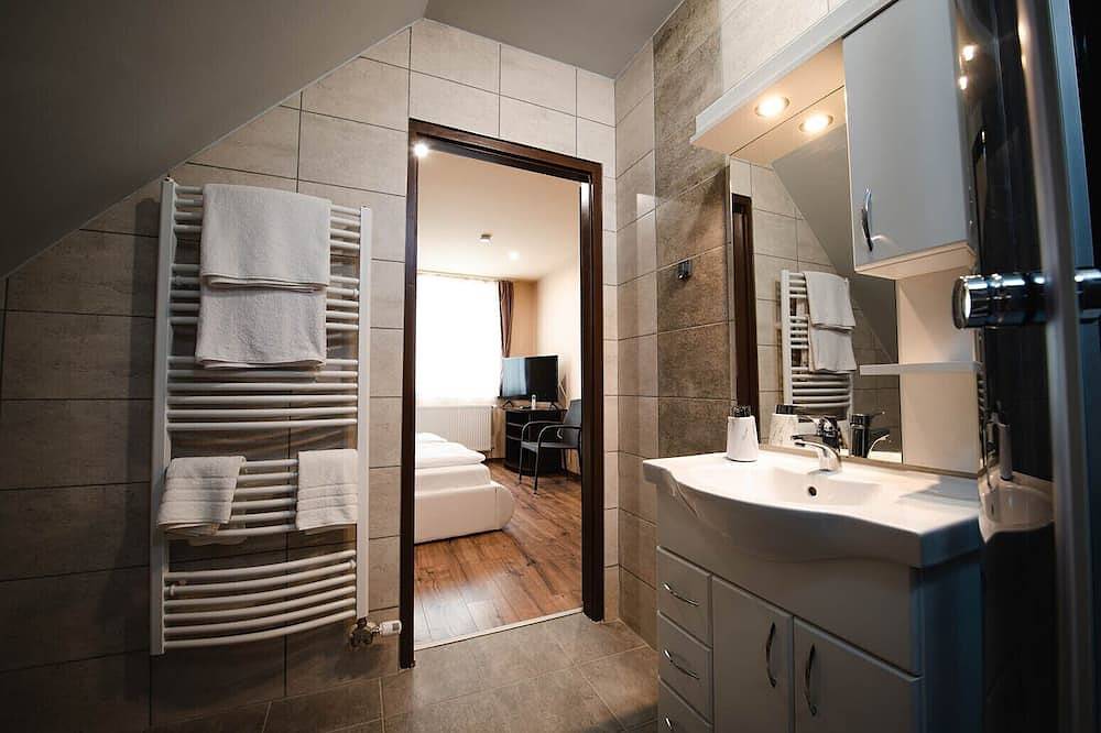 Ganze Wohnung, 3 bedrooms with separate bathrooms, Wellness area with Solarium and Jacuzzi in Királd, Borsod-Abaúj-Zemplén megye