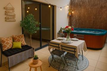 Location de vacances pour 4 personnes, avec terrasse ainsi que jacuzzi et piscine à Candillargues