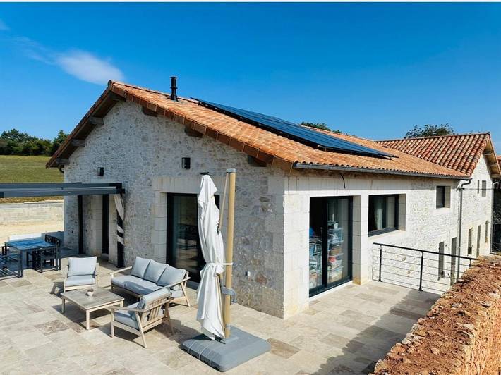 Location de vacances pour 10 personnes, avec Jacuzzi et Terrasse ainsi que Jardin et Sauna à Varaignes